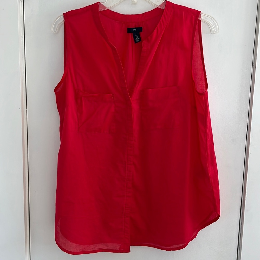 Gap V-Neck Sleeveless Cotton Button Down Top in Red All About It